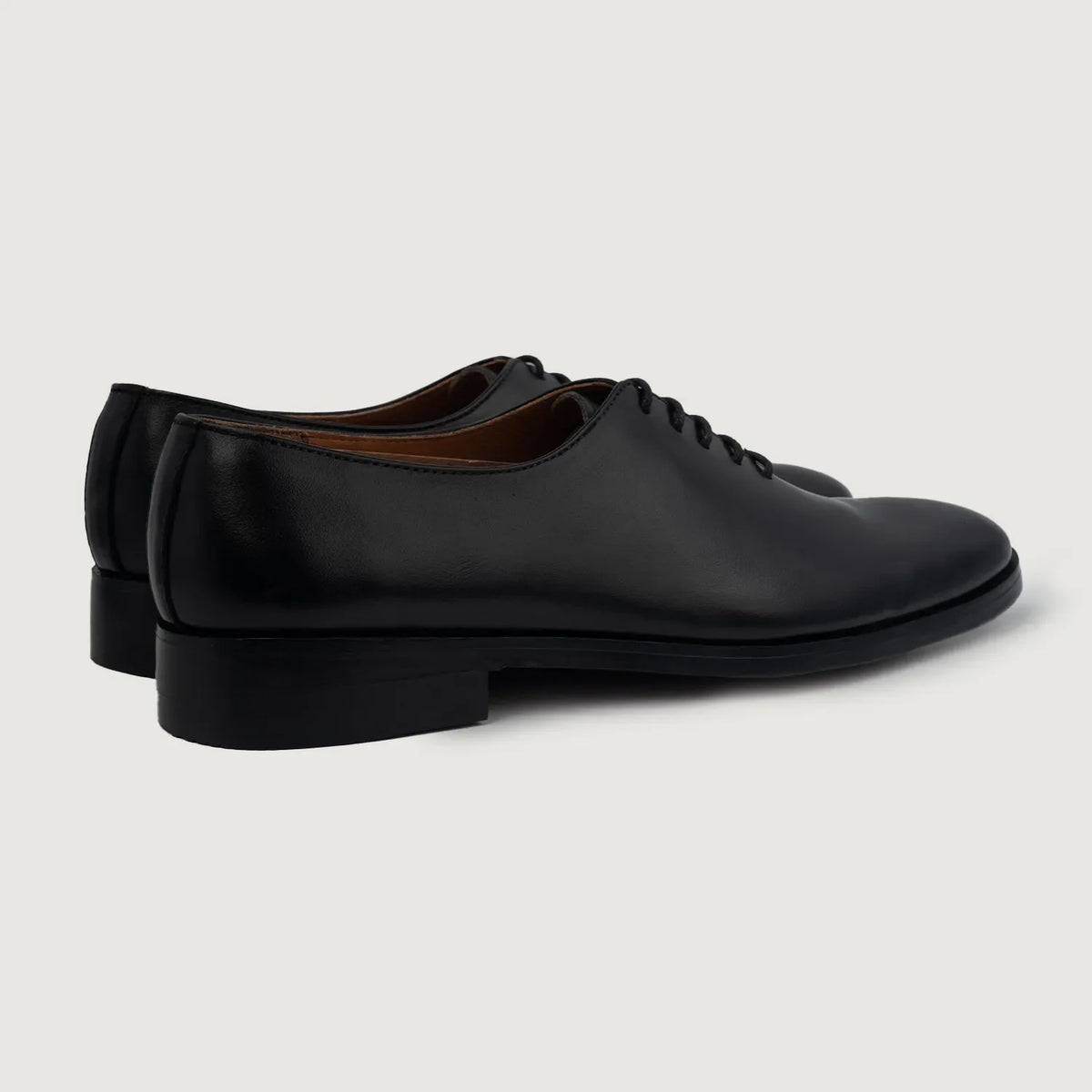 Close-Up Detail of Classic Collar & Heavy-Duty Zipper Hardware on Director Wholecut Black Leather Shoes For Men