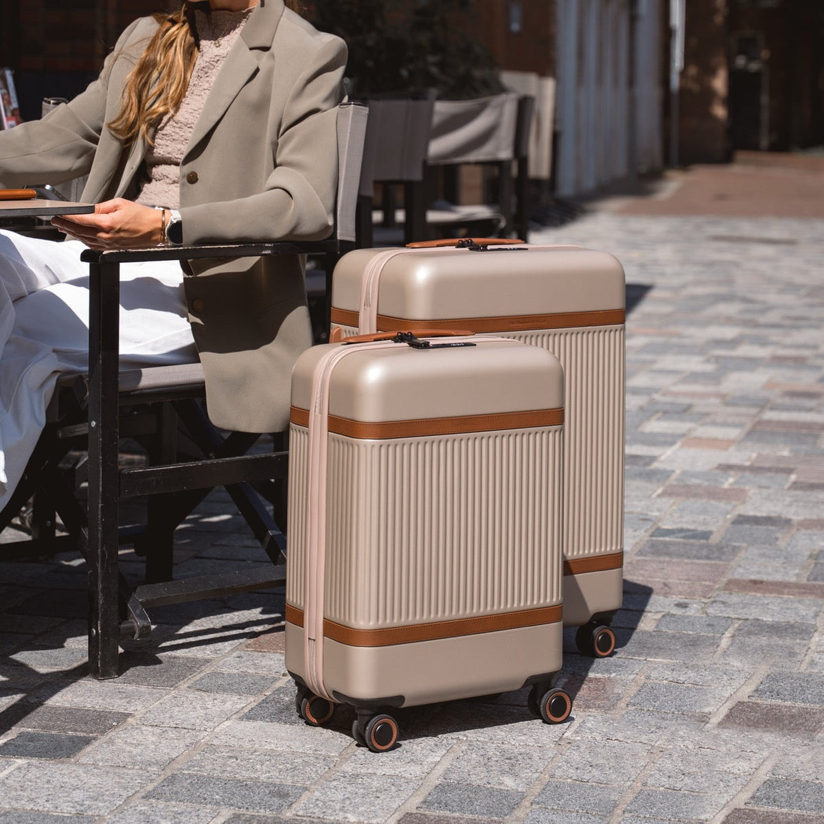 
Close-Up Detail of Classic Collar & Heavy-Duty Zipper Hardware on Hand Luggage Suitcase Zuna